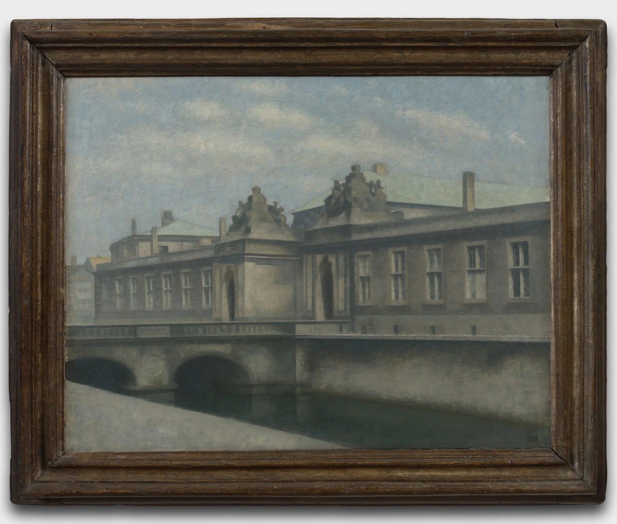 Bild der Stille bei Hauser & Wirth: Vilhelm Hammershøi, „Christiansborg“, 1914, Öl auf Leinwand, 52 mal 69 Zentimeter