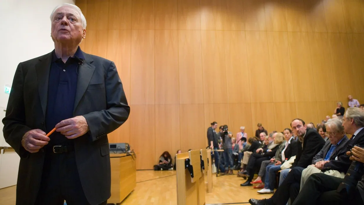 Oasen schaffen in der Internet-Wüste: Alexander Kluge im Hörsaal.