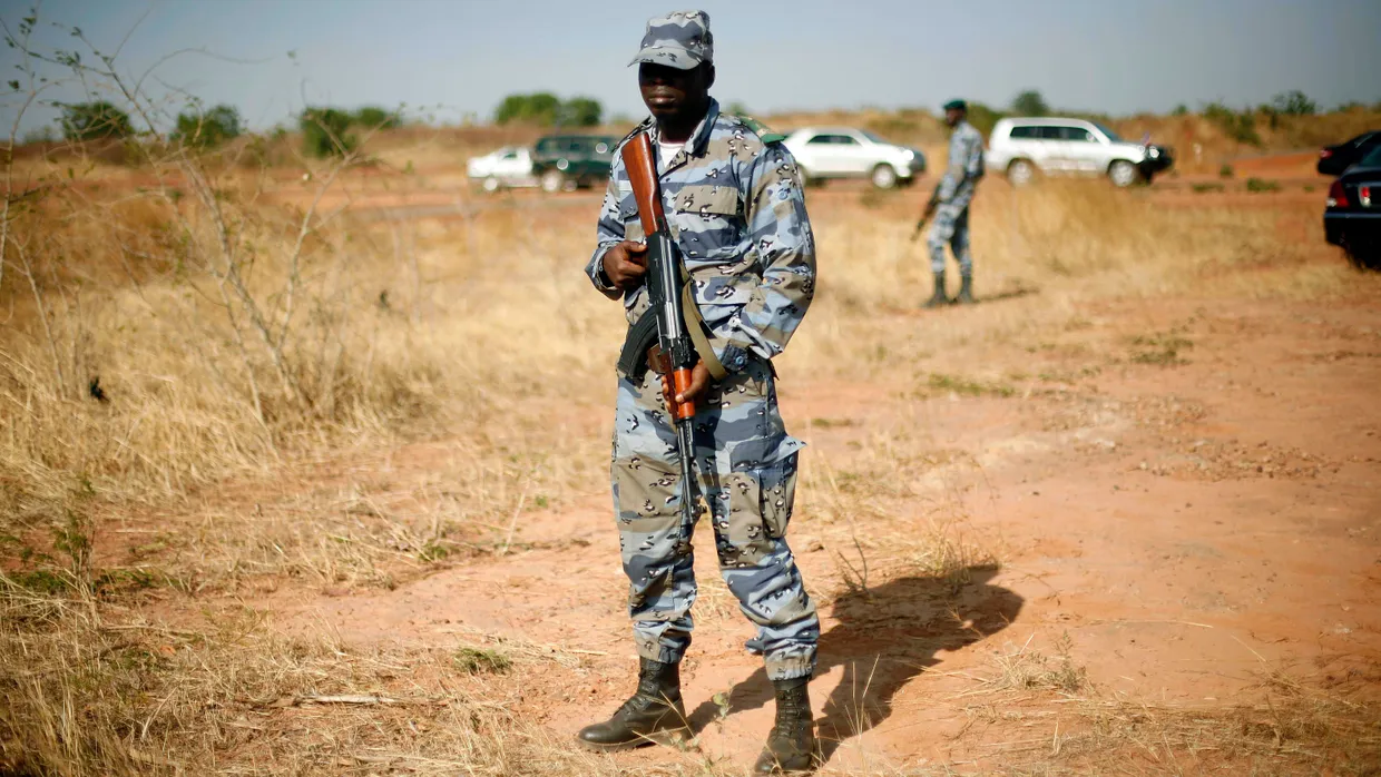 Training on the job? Ein malischer Soldat bewacht den militärischen Teil des Flughafens von Bamako.
