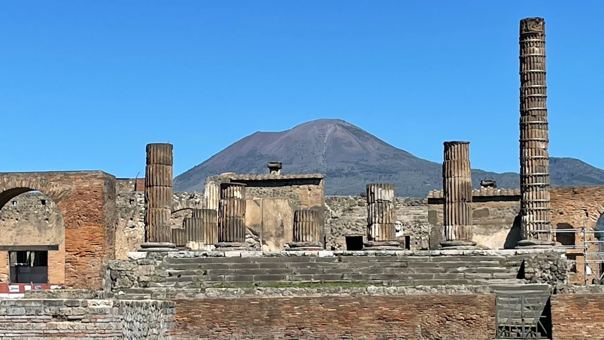 Er ist schuld: Blick von den Ruinen Pompejis auf den Vesuv