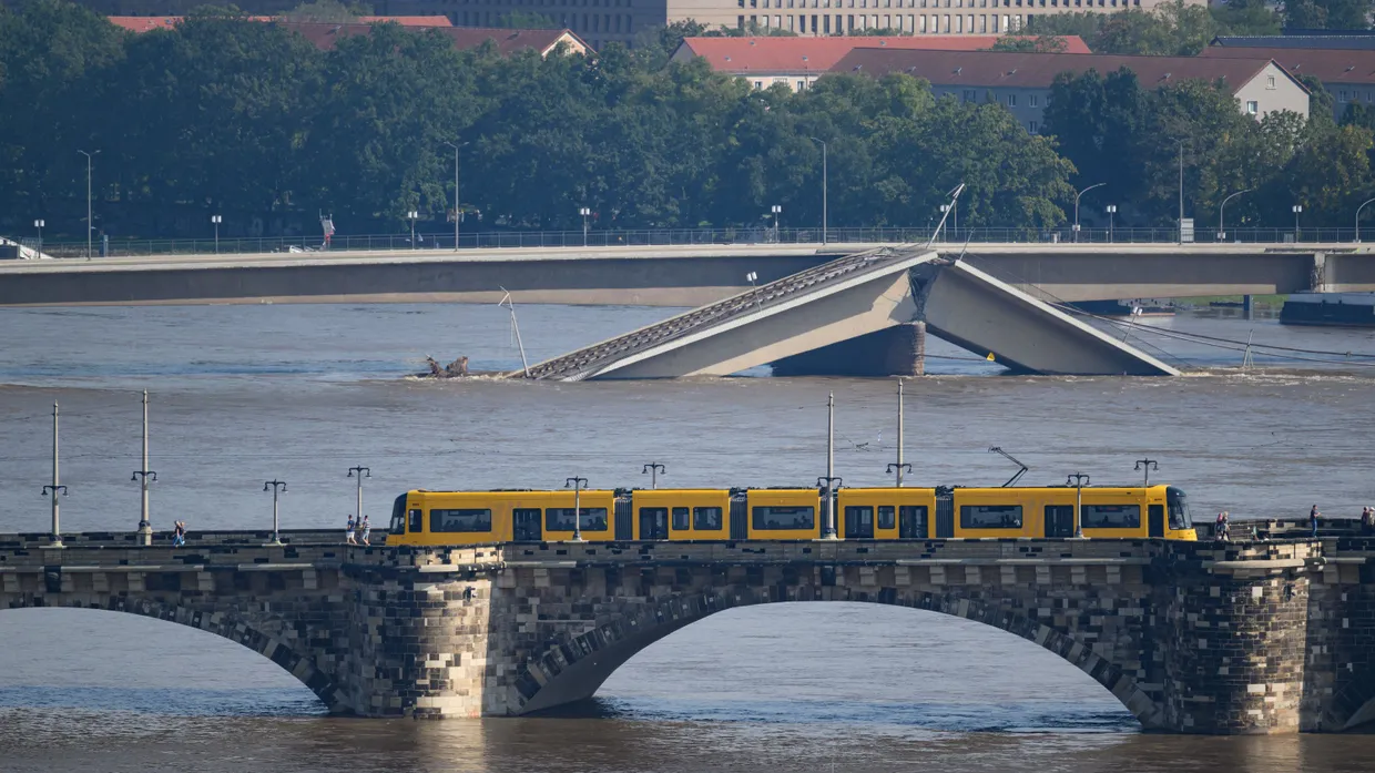 Die Hochwasser führende Elbe fließt an der teileingestürzten Carolabrücke entlang.