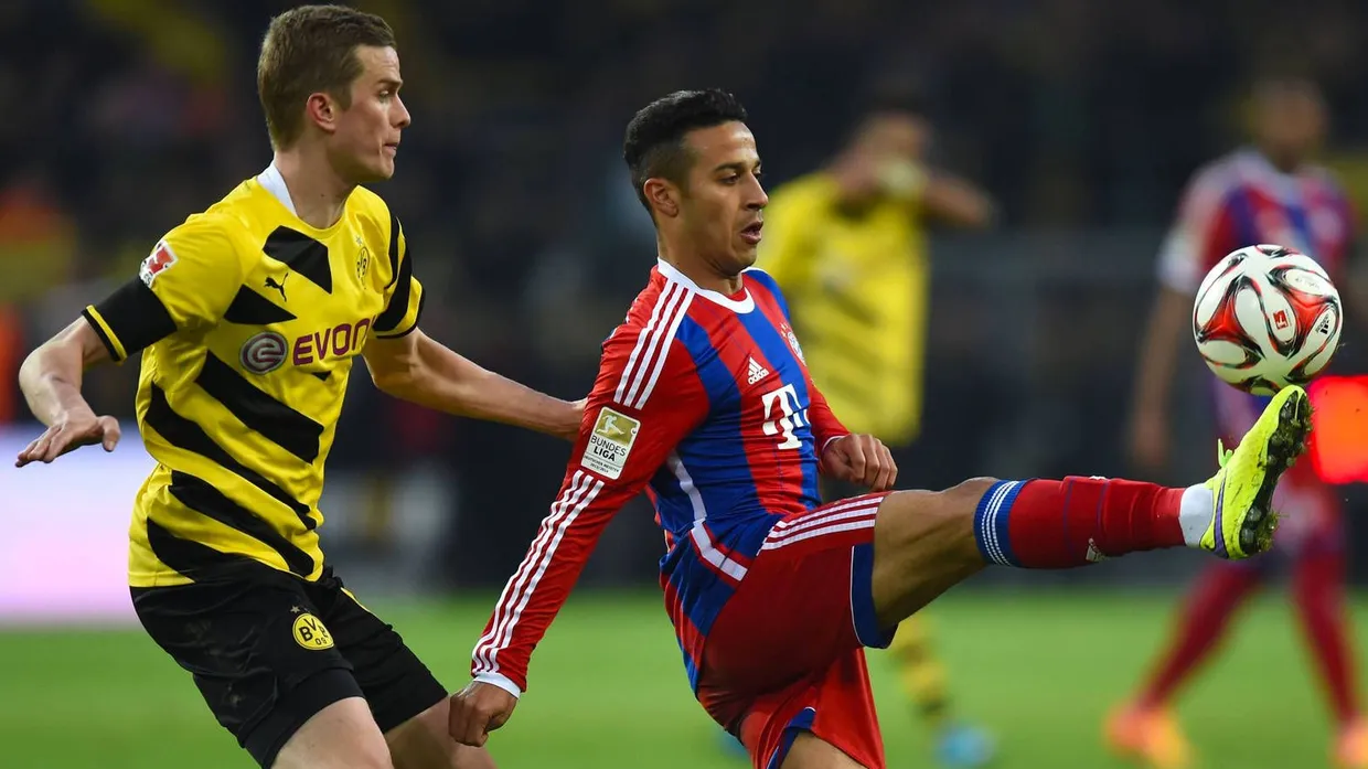 Exzellente Ballbehandlung auf engstem Raum: Thiago kontrolliert das Spielgerät mit Dortmunds Sven Bender im Rücken.