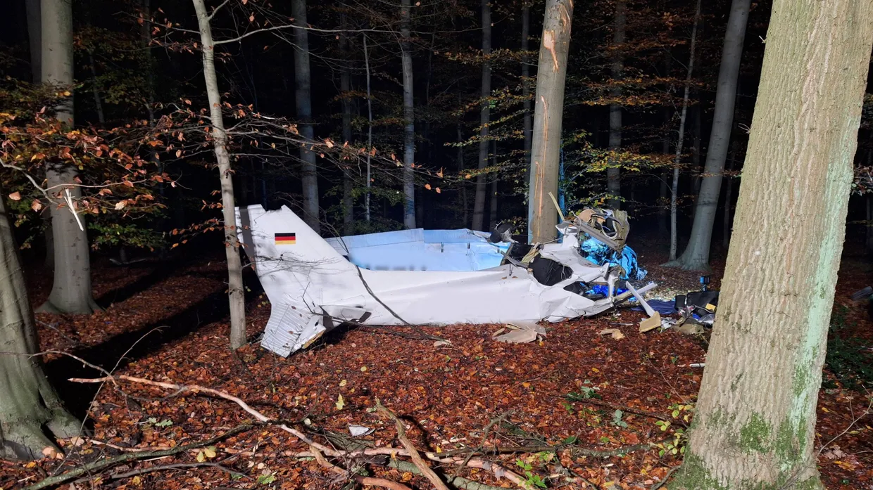 Das Wrack des abstürzten Kleinflugzeugs in einem Wald in der Nähe des Flugplatzes Schwarze Heide