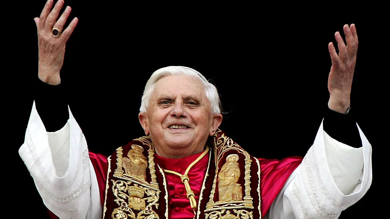 Der neugewählte Papst Benedikt XVI grüßt die Gläubigen vom Balkon des Petersdoms im Vatikan.