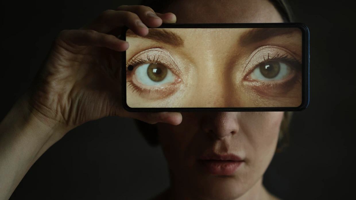 All eyes on you: Wie lange lassen sich Nachrichten von Freunden ignorieren, bis das schlechte Gewissen einen erdrückt?