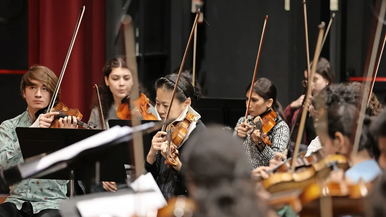 Midori probt in Braga mit Musikerinnen des Zohra-Orchesters.