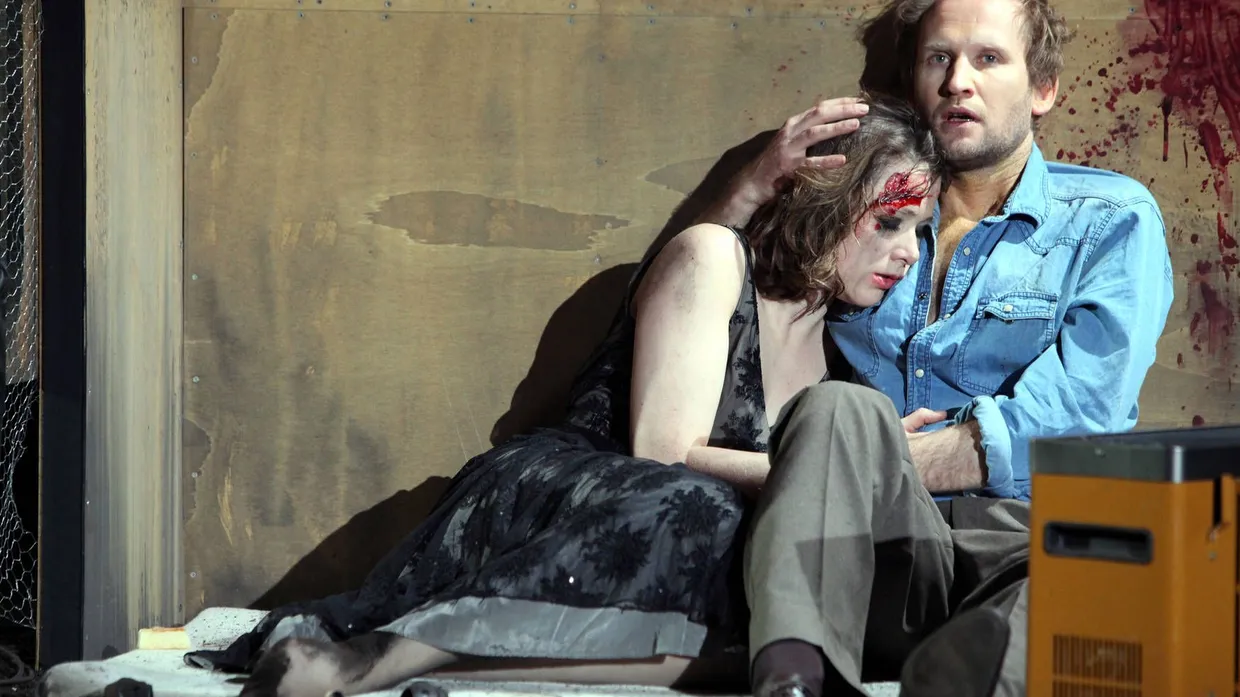Claude De Demo und Torben Kessler in „Dogville“ in Frankfurt.