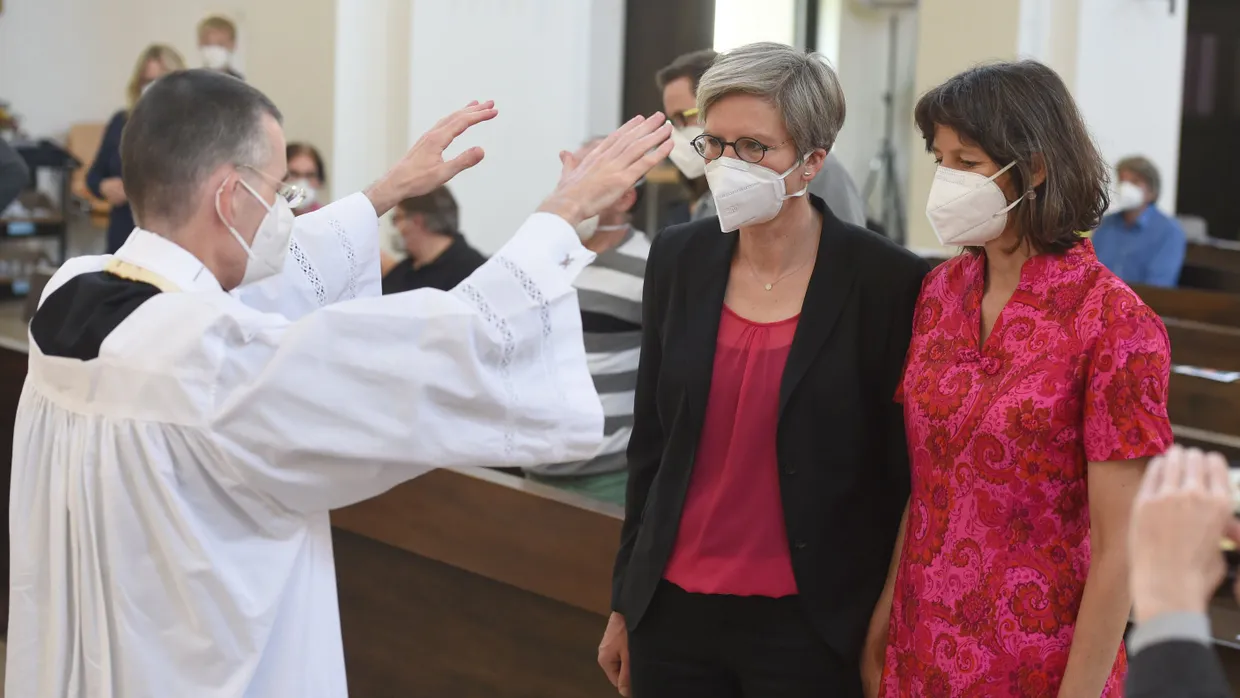 Segnung eines homosexuellen Paares im Mai 2021 in München im Rahmen einer bundesweiten Aktion zum Protest gegen das vatikanische Verbot