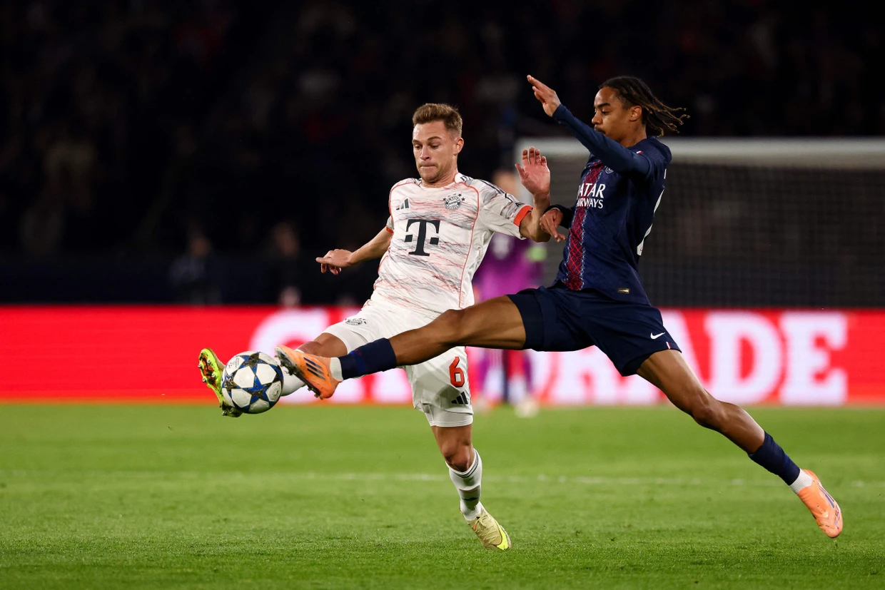 Schon im November lieferten sichn die Bayern um Joshua Kimmich (links) und Paris mit Bradley Barcola ein spannendes Duell.