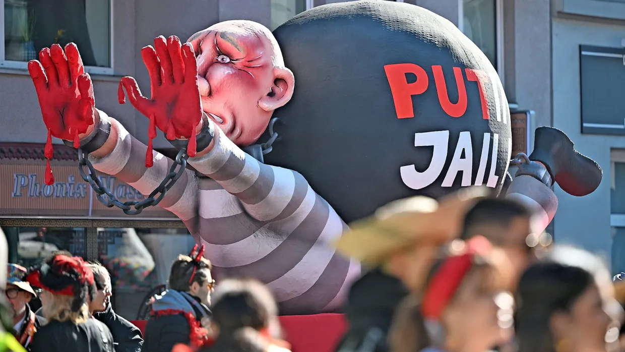 2025 in Düsseldorf: Von kaum einem Staatsmann hat Tilly so häufig Skulpturen angefertigt wie vom russischen Präsidenten.