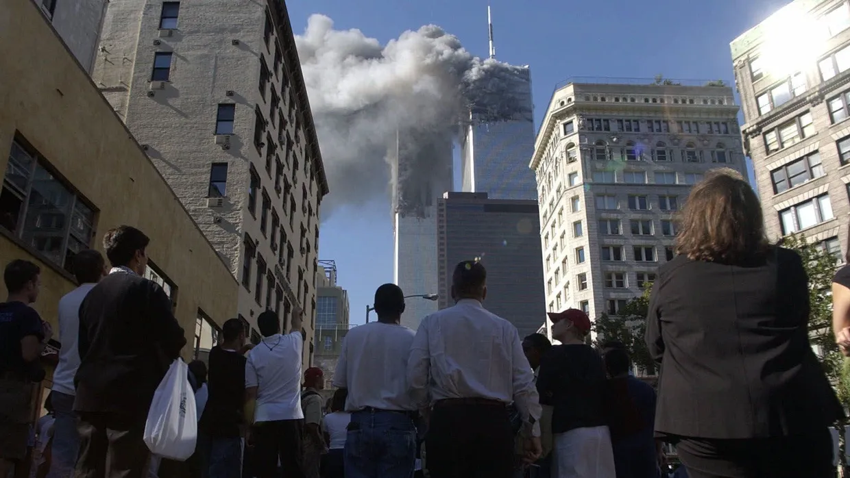 New Yorker schauen am 11. September auf das brennende World Trade Center.