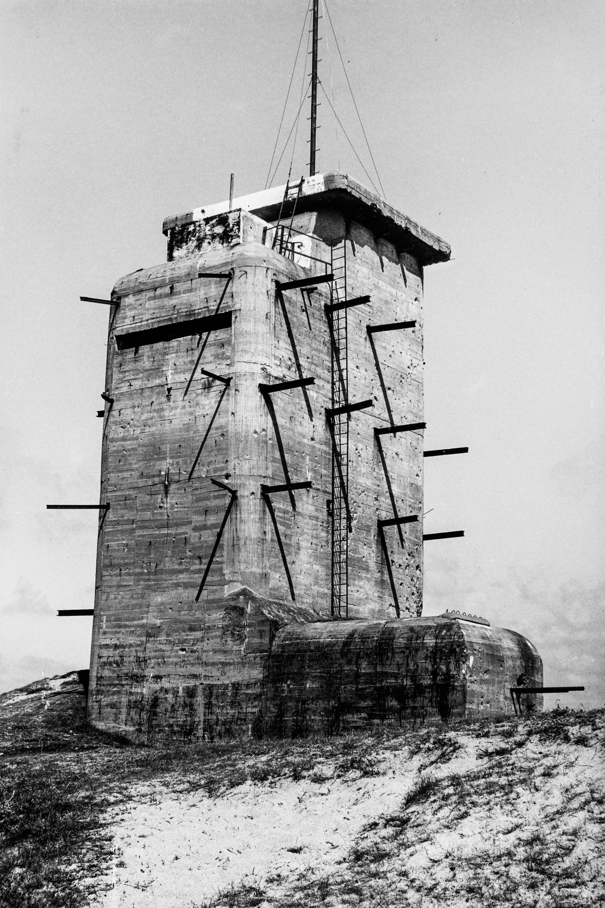 Gefechtsleitturm in der Bretagne