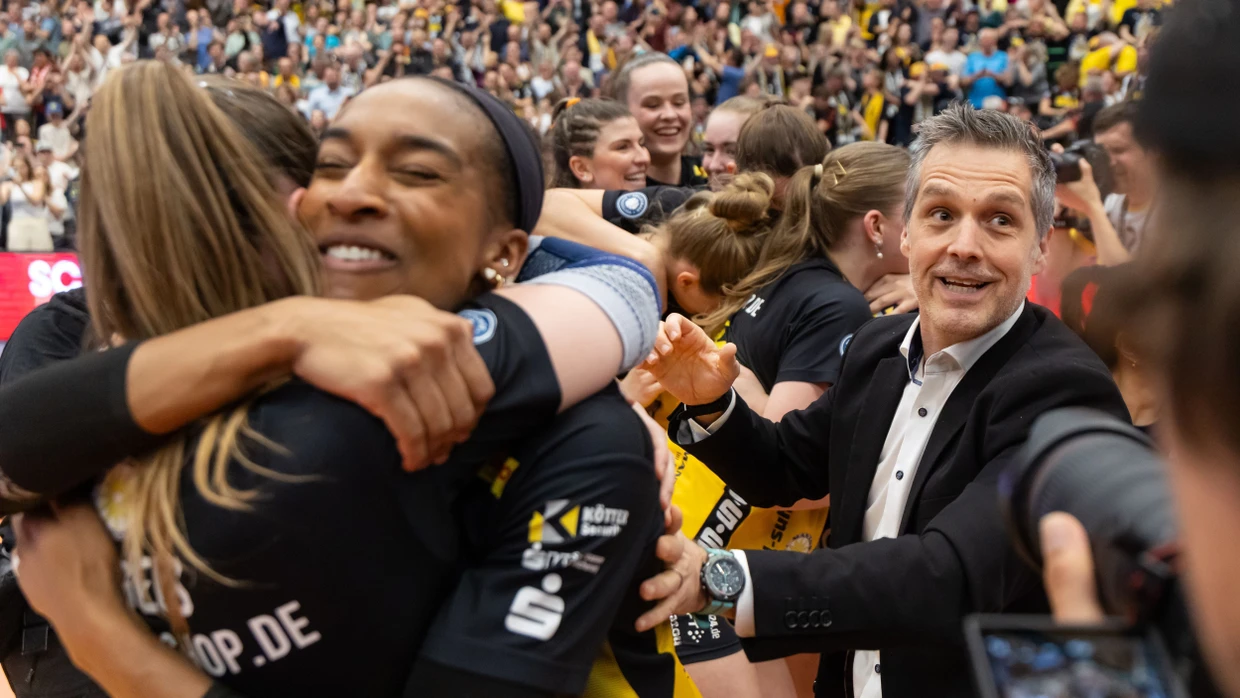 Riesiger Jubel in Suhl: Die Volleyballerinnen schlagen Dresden.