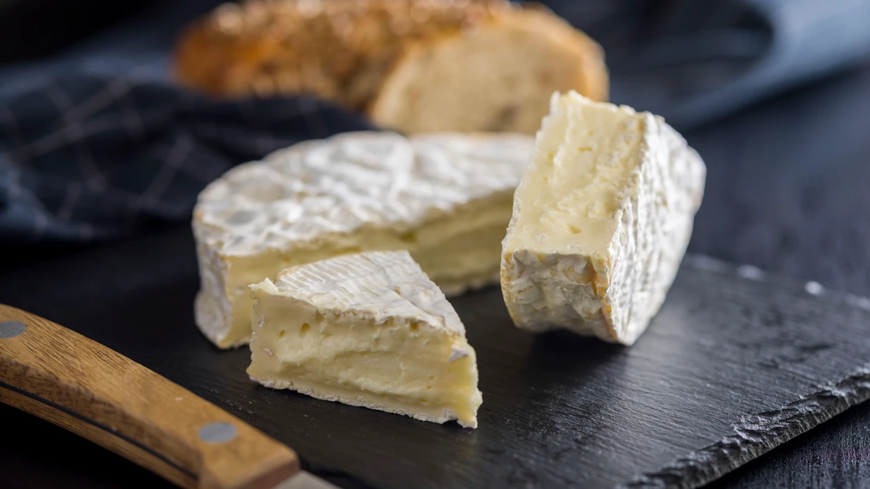 Rohmilchkäse ist dafür bekannt, dass er Listerien enthalten kann.