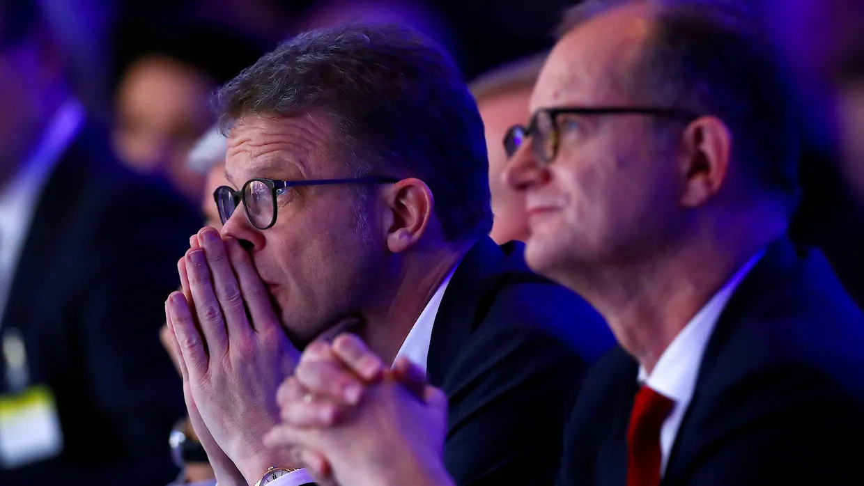 Die Bankchefs Christian Sewing (Deutsche Bank) und Martin Zielke (Commerzbank) auf einer Bankenkonferenz in Frankfurt im vergangenen November.