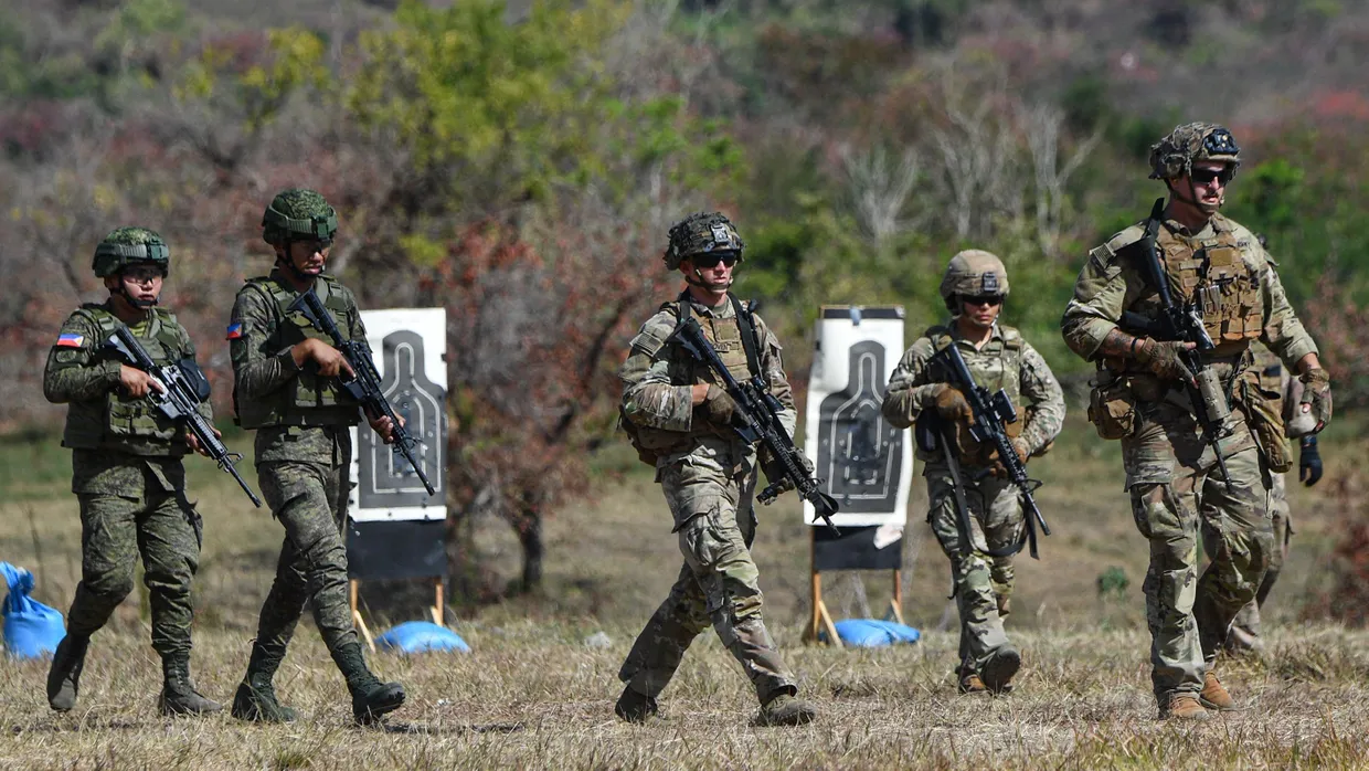 Philippinische und amerikanische Soldaten bei einer Übung auf der Militärbasis Fort Magsaysay im März
