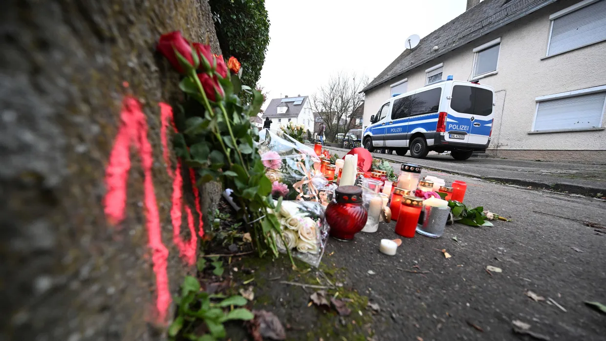 Kerzen und Blumen stehen am Tatort in Illerkirchberg.