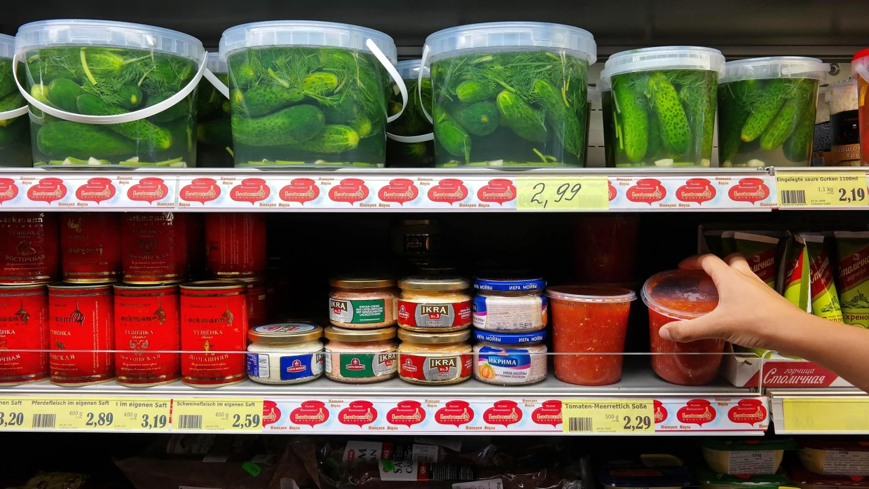Zwischen Fremde und Heimat, Zisch- und Umlauten, Assimilation und Kulturverlust: polnische Produkte im Supermarkt in Deutschland