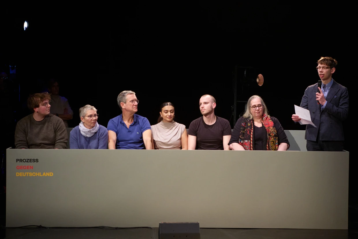 Die Geschworenen: Diese sieben Bürgerinnen und Bürger sollen über ein AfD-Verbot entscheiden.