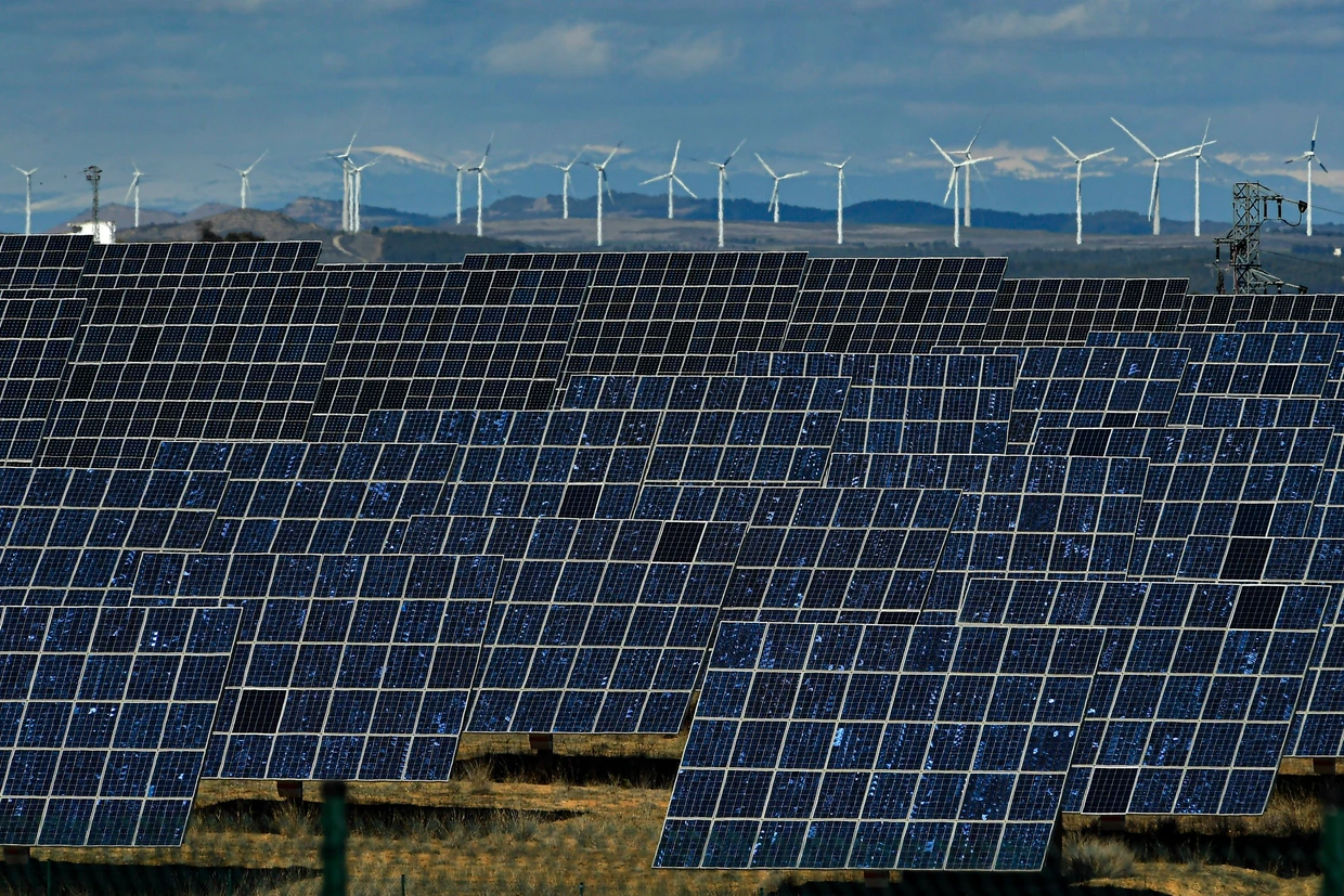 Paneles solares y parques eólicos cerca de la localidad de Milagro, en la provincia de Navarra, en el norte de España.