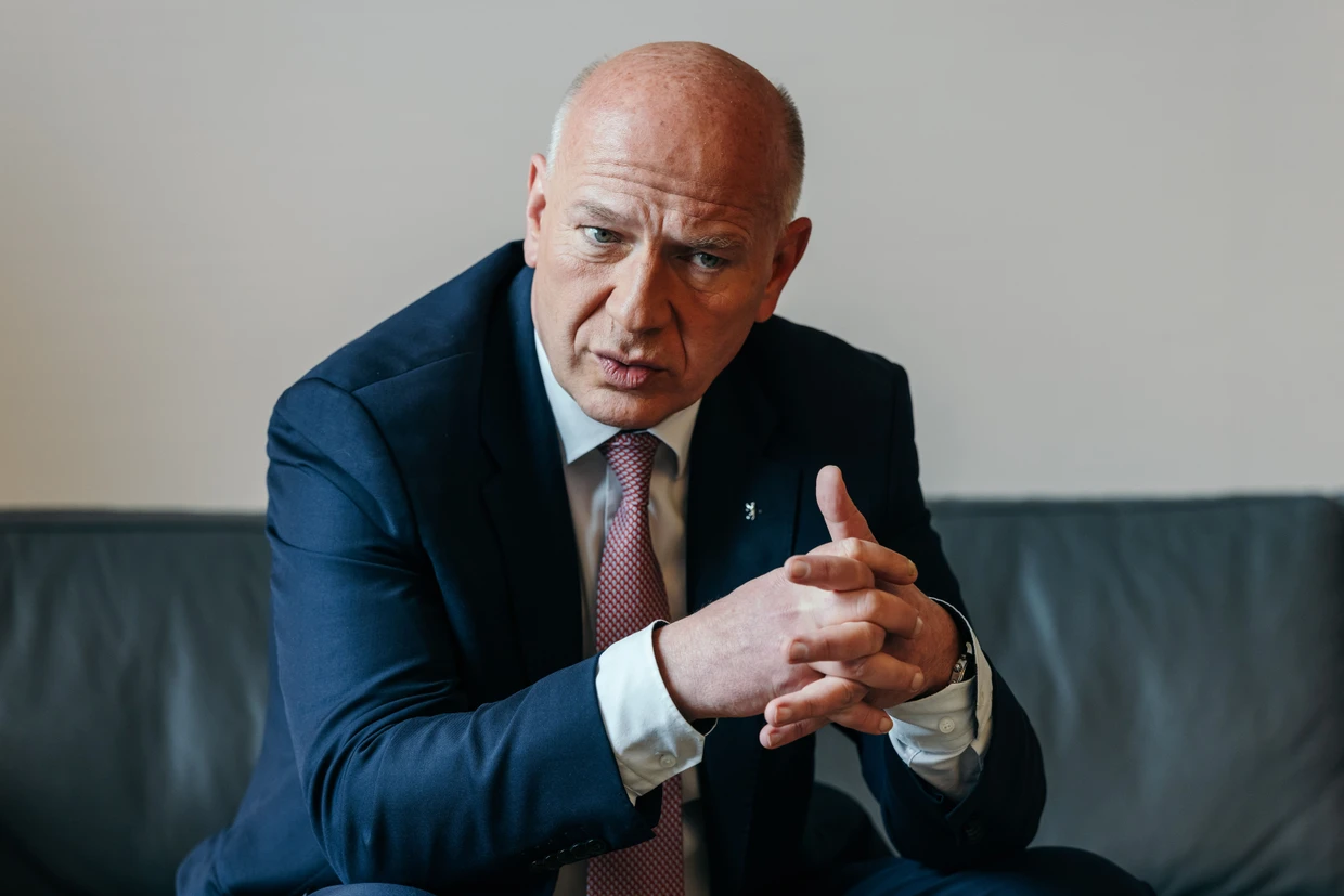 Kai Wegner, Regierender Bürgermeister von Berlin, in seinem Büro in der Amtsstube im Roten Rathaus in Berlin