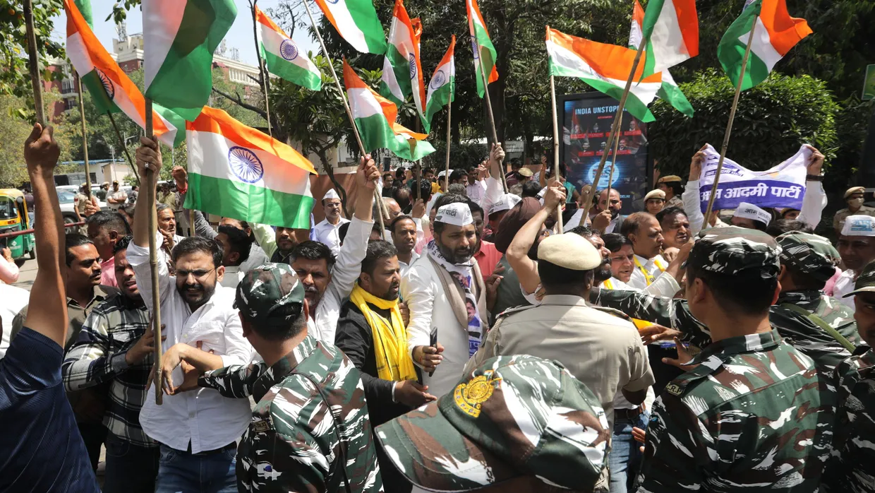 Proteste gegen die Verhaftung des Regierungschefs der Hauptstadtregion Delhi am Dienstag in Delhi