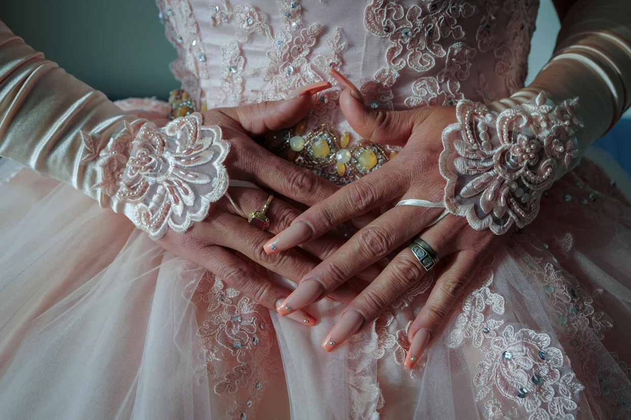 Las uñas de Flores combinan perfectamente con su vestido.
