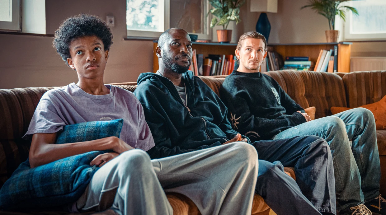  Oki (Yacouba Diabate), Femi (Ayo Aloba) und Simon (Augustin Groz).