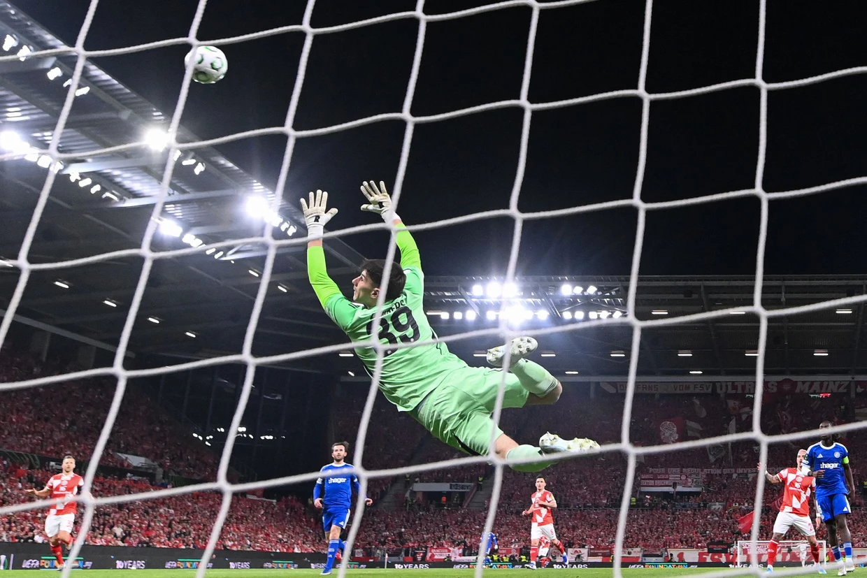 Torhüter Mike Penders hat keine Chance: Kaishu Sano (nicht im Bild) trifft zum 1:0 für Mainz