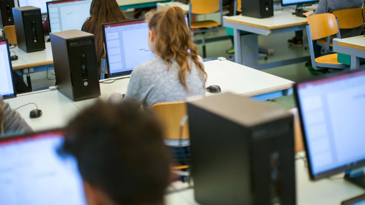 Schülerinnen und Schüler nehmen an einer Schule am IT-Unterricht teil.