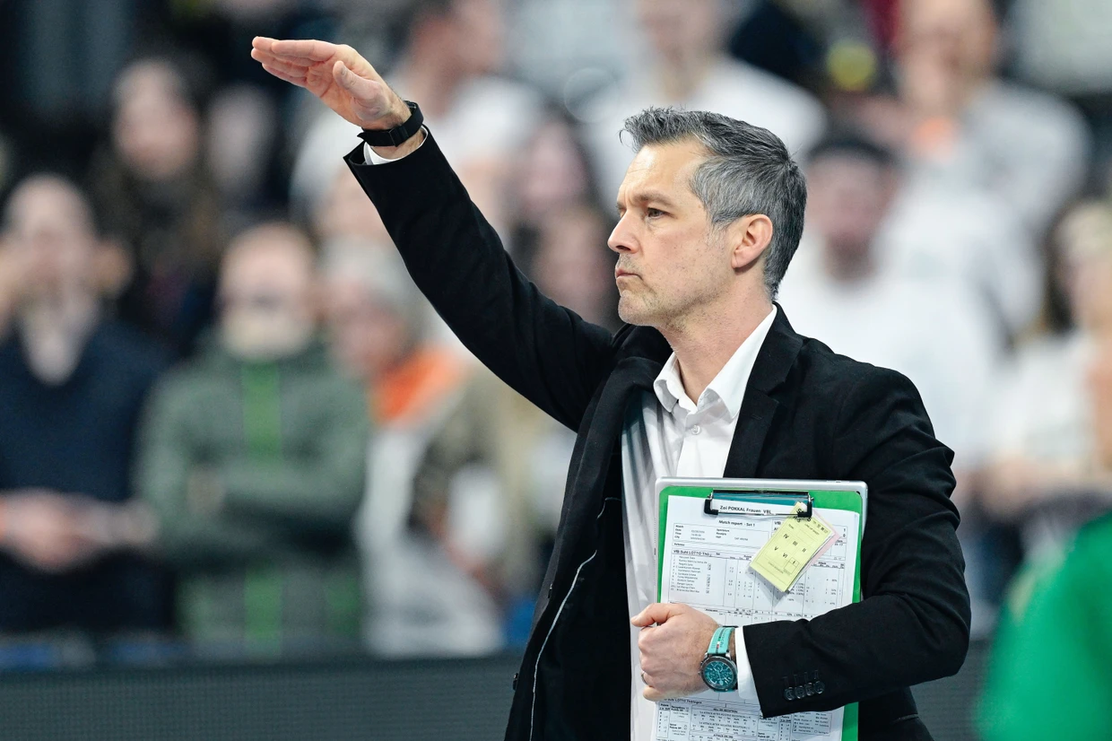 Legt die Latte hoch: Suhls Trainer László Hollósy