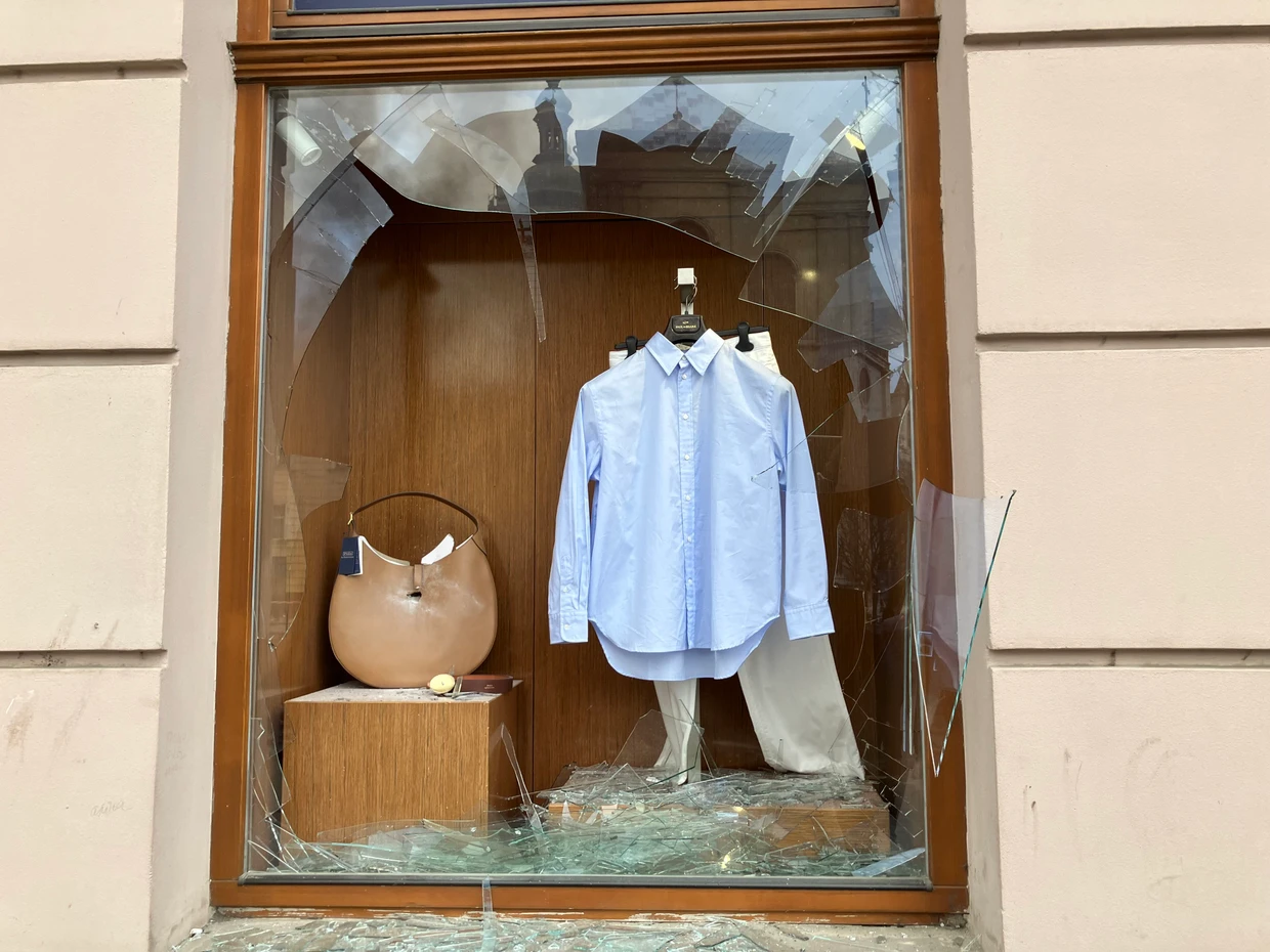 Zersplitterte Scheiben an Geschäften in Lemberg