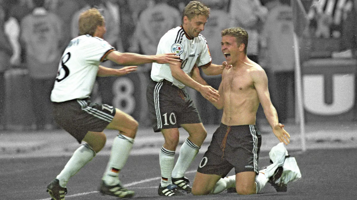 Der Europameister-Macher: Oliver Bierhoff jubelt nach seinem Golden Goal mit Jürgen Klinsmann und Thomas Häßler.