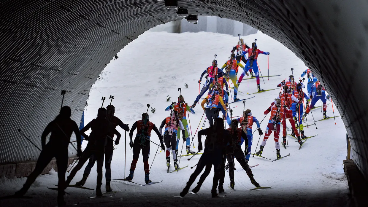Wer ist zuerst im Ziel? Beim Biathlon wird gelaufen und geschossen.