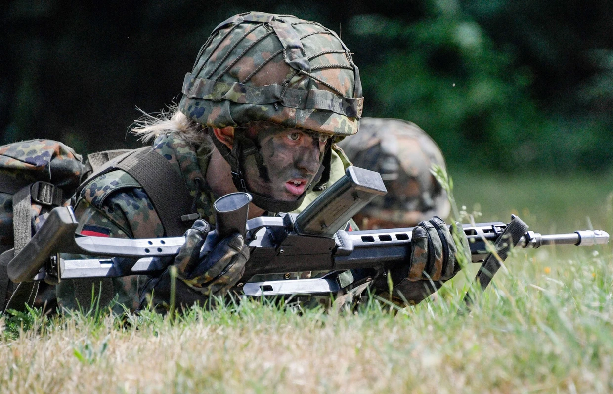 Eine Soldatin des Panzergrenadierbataillons 401 bei einer Gefechtsausbildung von Mecklenburg-Vorpommern