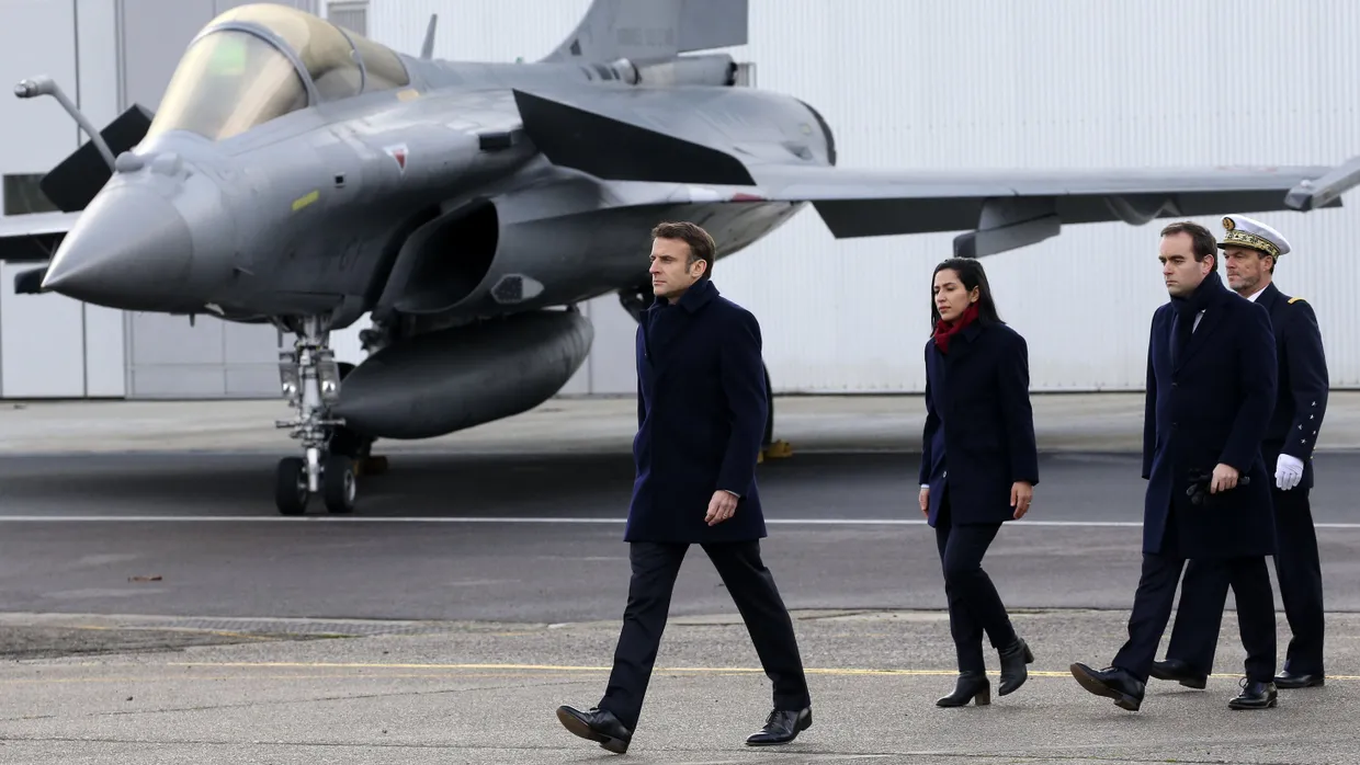 Emmanuel Macron vor einem französischen Kampfflugzeug auf der Mont-de-Marsan Air Base in Südfrankreich am 20. Januar 2023