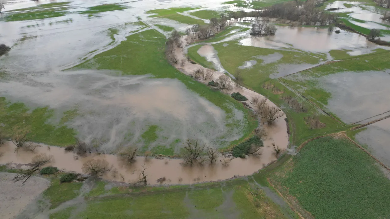 Namen gebend: die Kinzig in der Nähe von Gelnhausen – bei Hochwasser wird der Fluss uferlos.