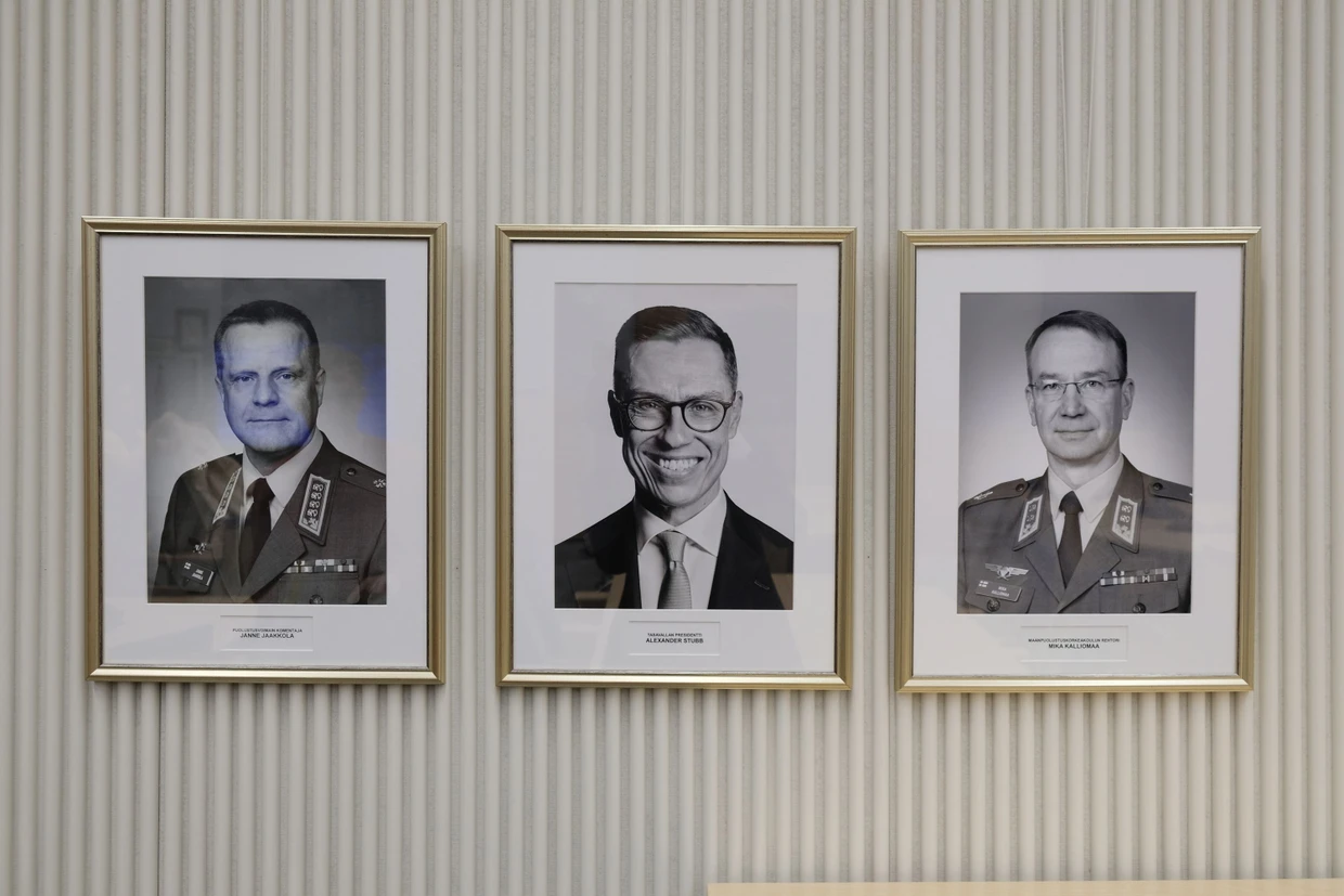 Gilt in Finnland derzeit als Glücksfall: Präsident Alexander Stubb (Mitte)