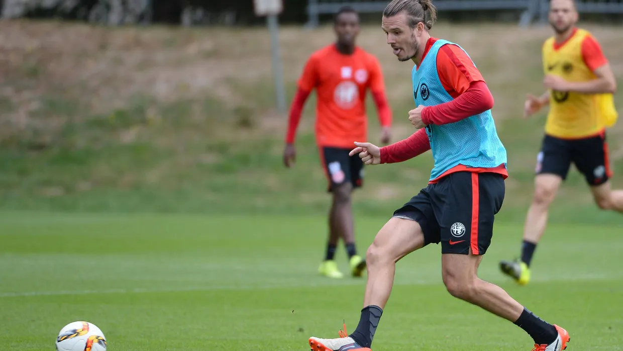 Typisch Meier: Mit der Innenseite setzt der Eintracht-Kapitän seine Mitspieler in Szene.
