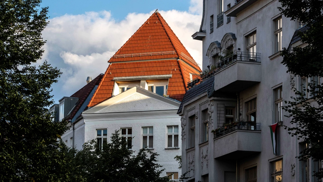 Nur, schöne Fassade? Wenn die Hausverwaltung wegbricht, herrscht in vielen WEGs Chaos.