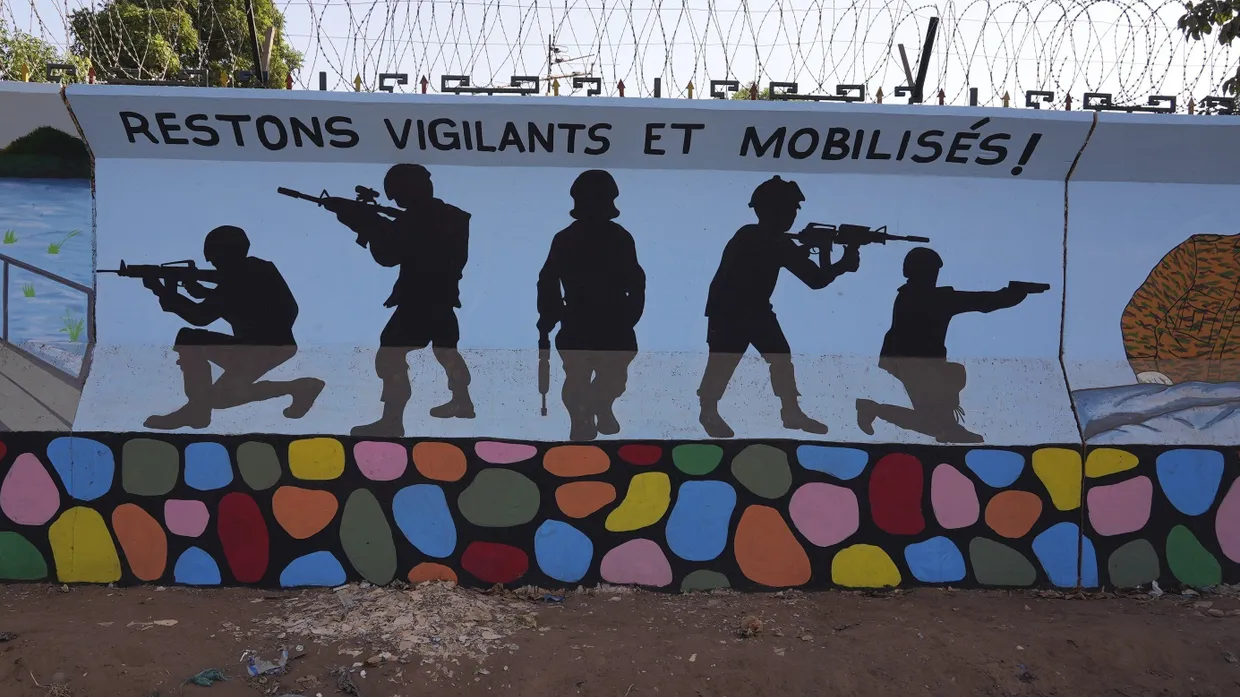 „Wir bleiben aufmerksam und in Alarmbereitschaft“: Hauswand in Ouagadougou, der Hauptstadt von Burkina Faso, im März 2023