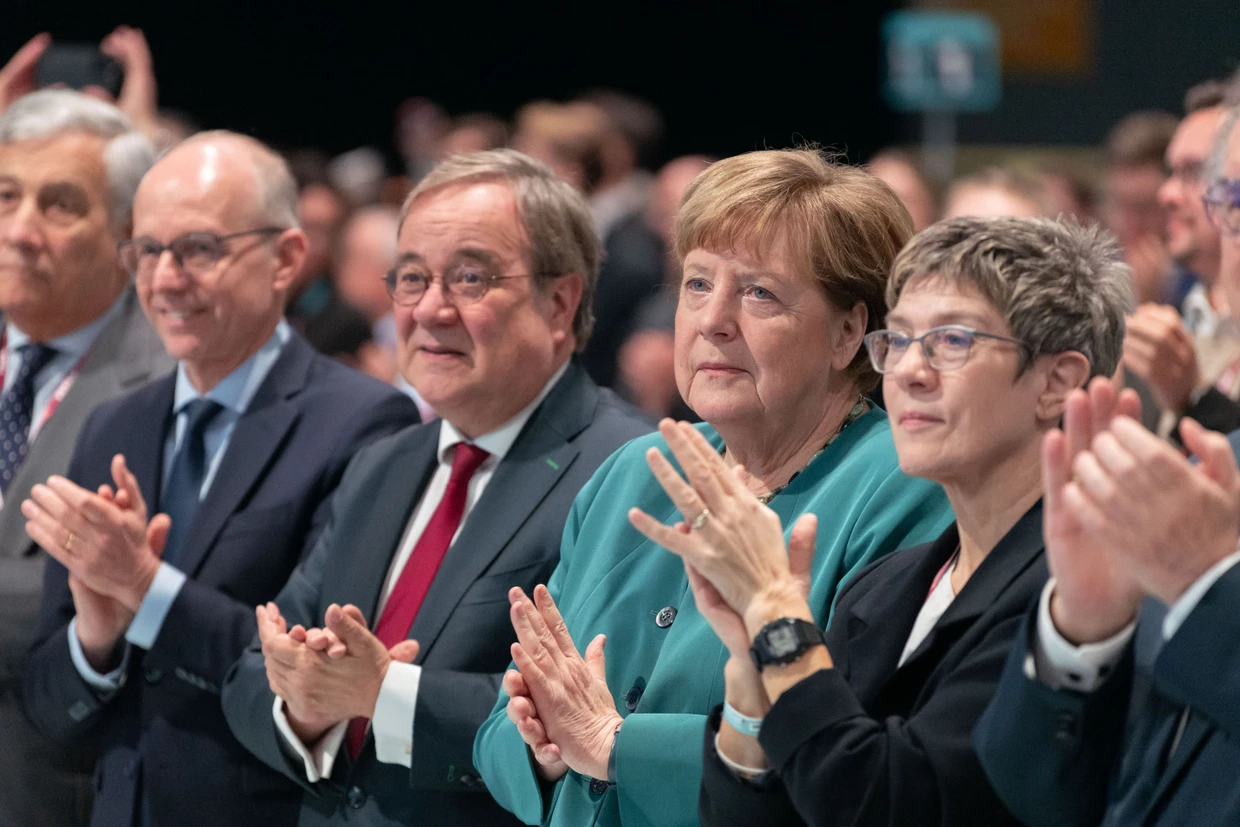 Frühere CDU-Vorsitzende: Angela Merkel zwischen Annegret Kramp-Karrenbauer und Armin Laschet