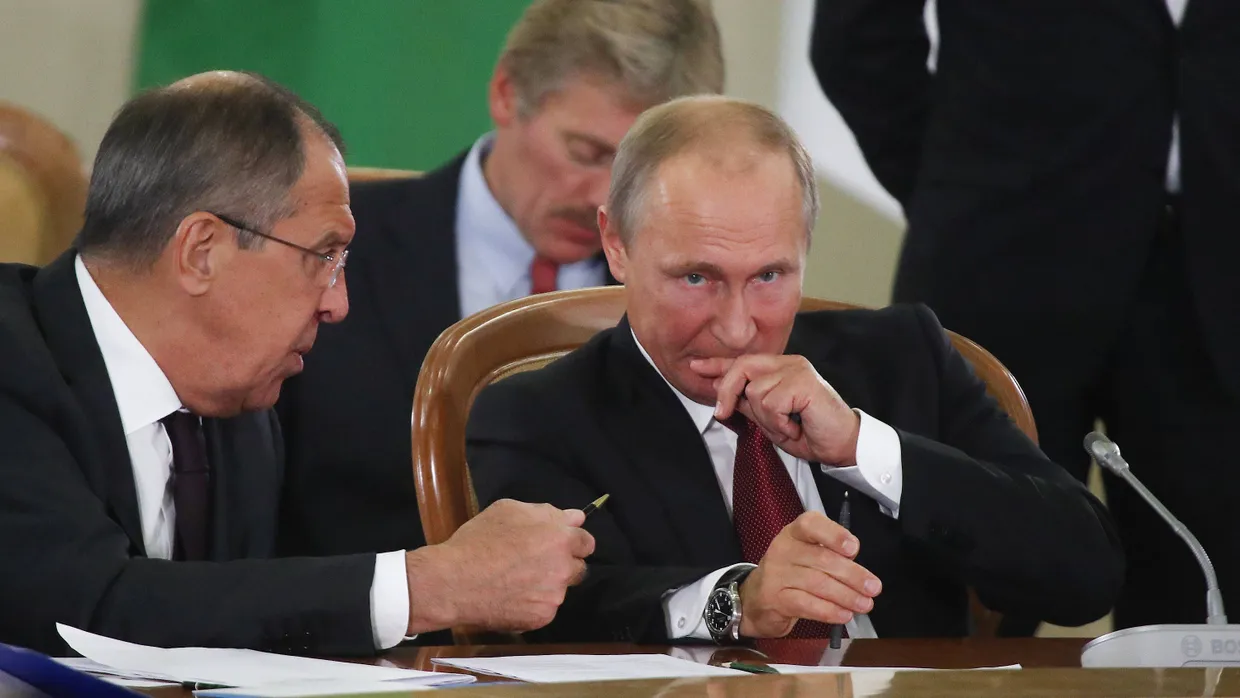 Antwort an den Westen: Russlands Präsident Putin und sein Außenminister Lawrow - hier im vergangenen Oktober in Sotschi – lassen zahlreiche Diplomaten ausweisen.