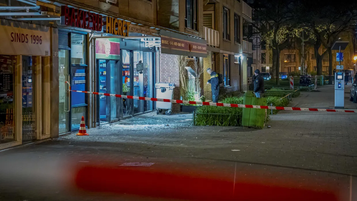 Einsatzkräfte der Polizei untersuchen einen Explosionsort in Rotterdam.