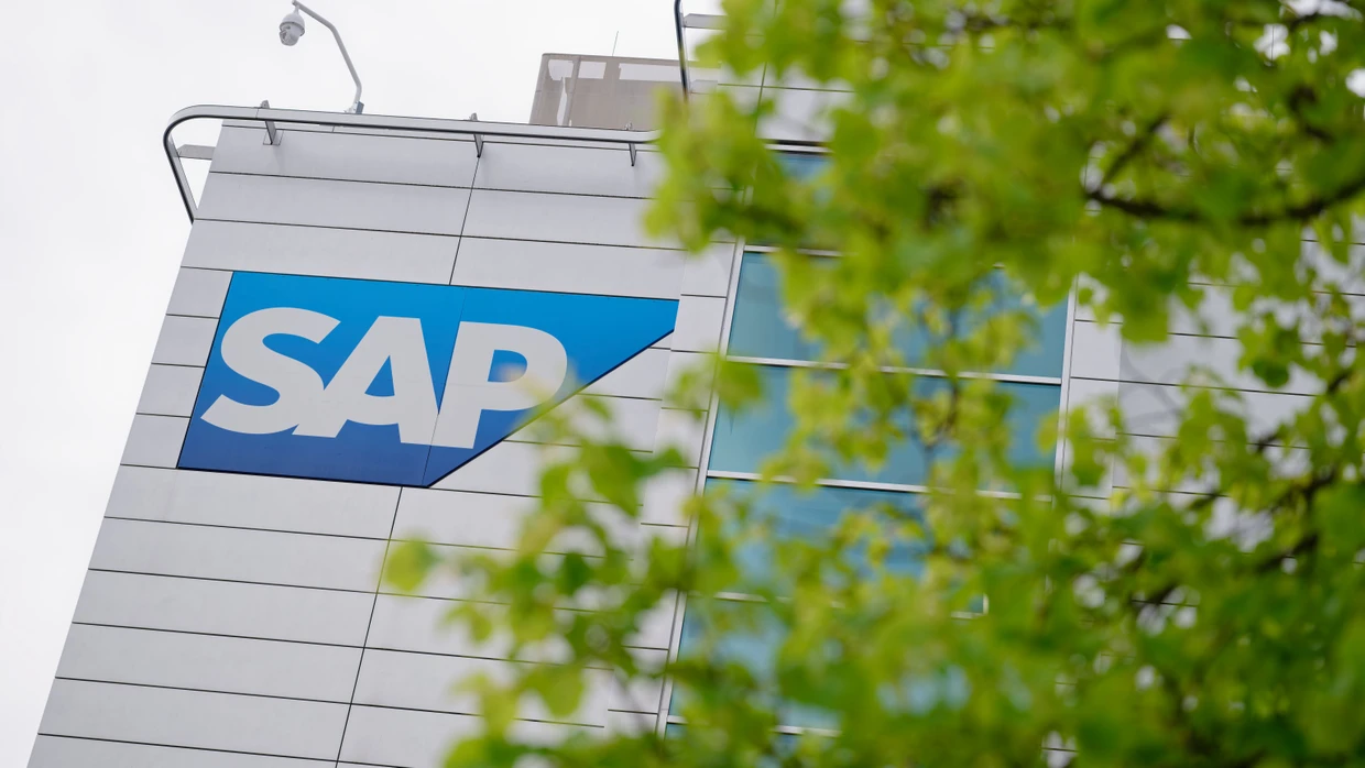 Das Logo des Softwarekonzerns SAP ist am Hauptgebäude des Unternehmens angebracht.