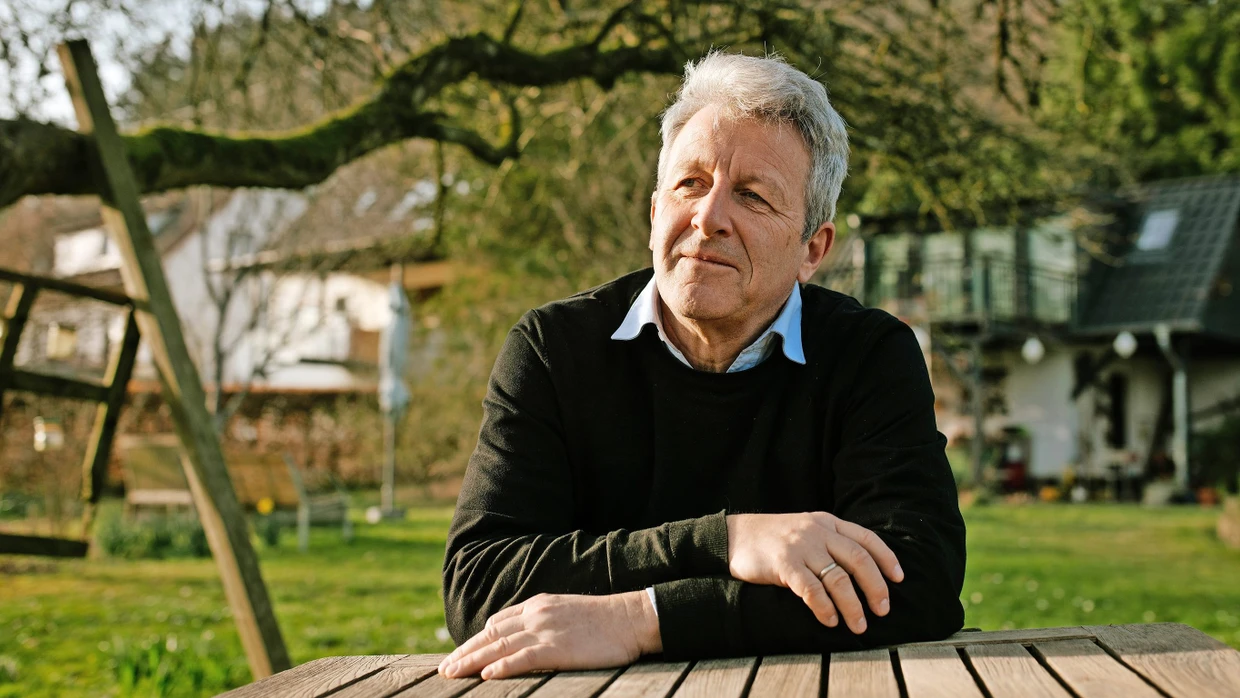 Wo ist hier die Brandmauer? Philip Manow in seinem vorfrühlingshaften Garten