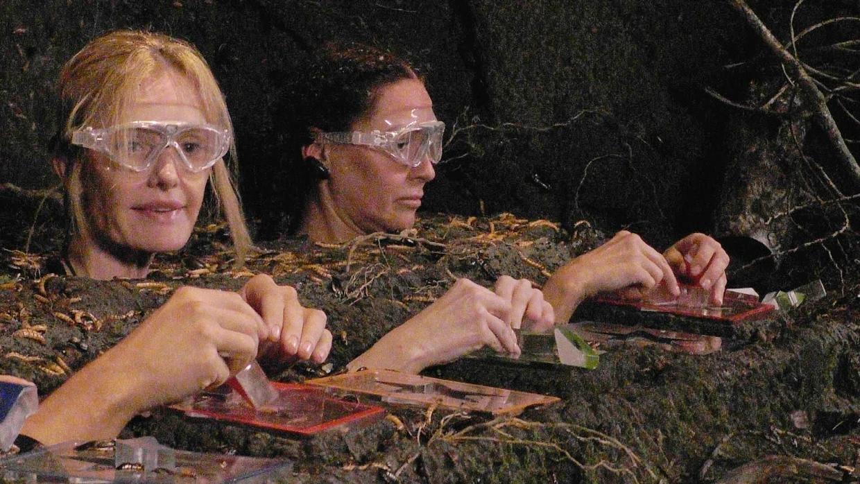 Mirja du Mont (l.) und Simone Ballack in der Dschungelprüfung