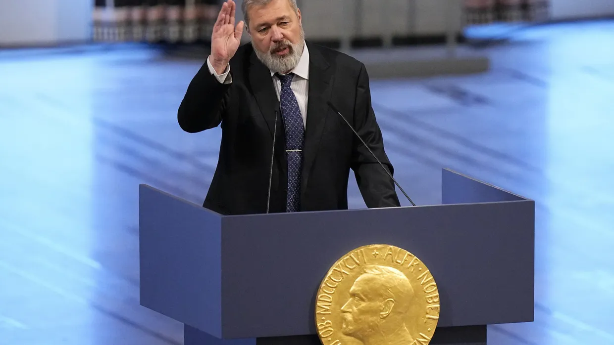 Der russische Journalist Dmitri Muratow spricht während der Verleihung des Friedensnobelpreises im Rathaus von Oslo am 10. Dezember 2021.