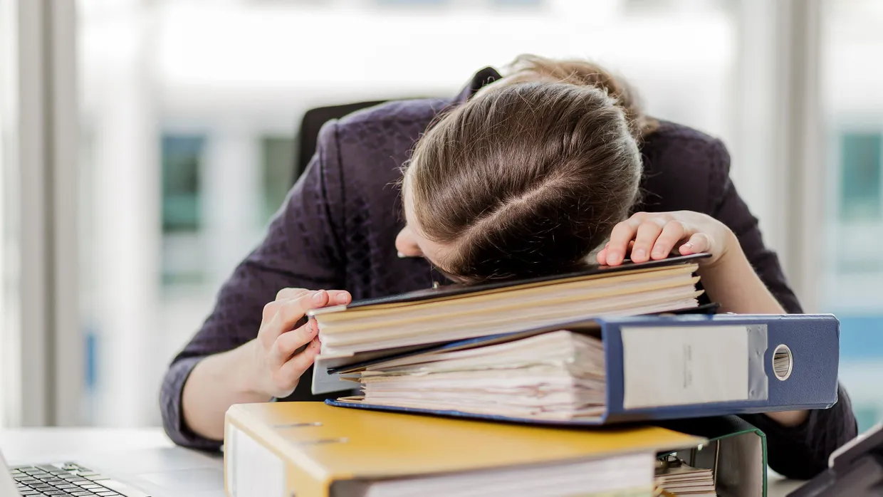 Das Büroschläfchen ist im Trend - wenn auch nicht mit dem Kopf auf Aktenordnern.