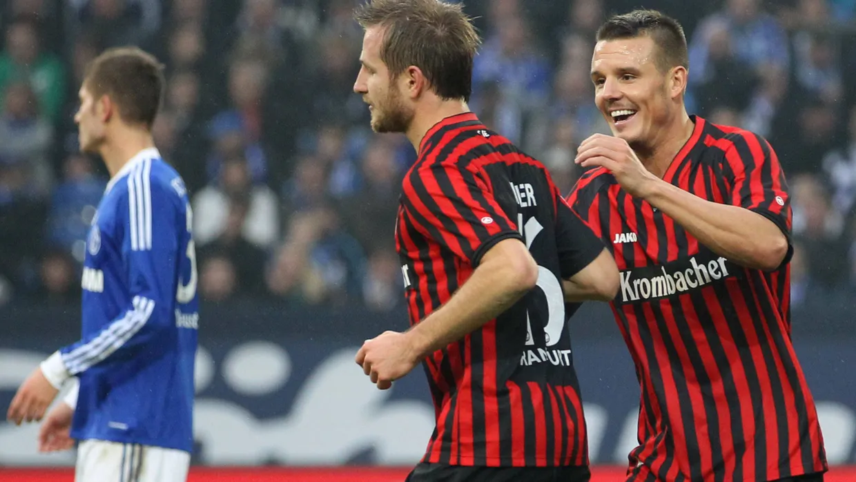 Kein Jubel, aber innerlich erleichtert: Stefan Aigner trifft zum 1:1, was Mitspieler Alexander Meier freut.
